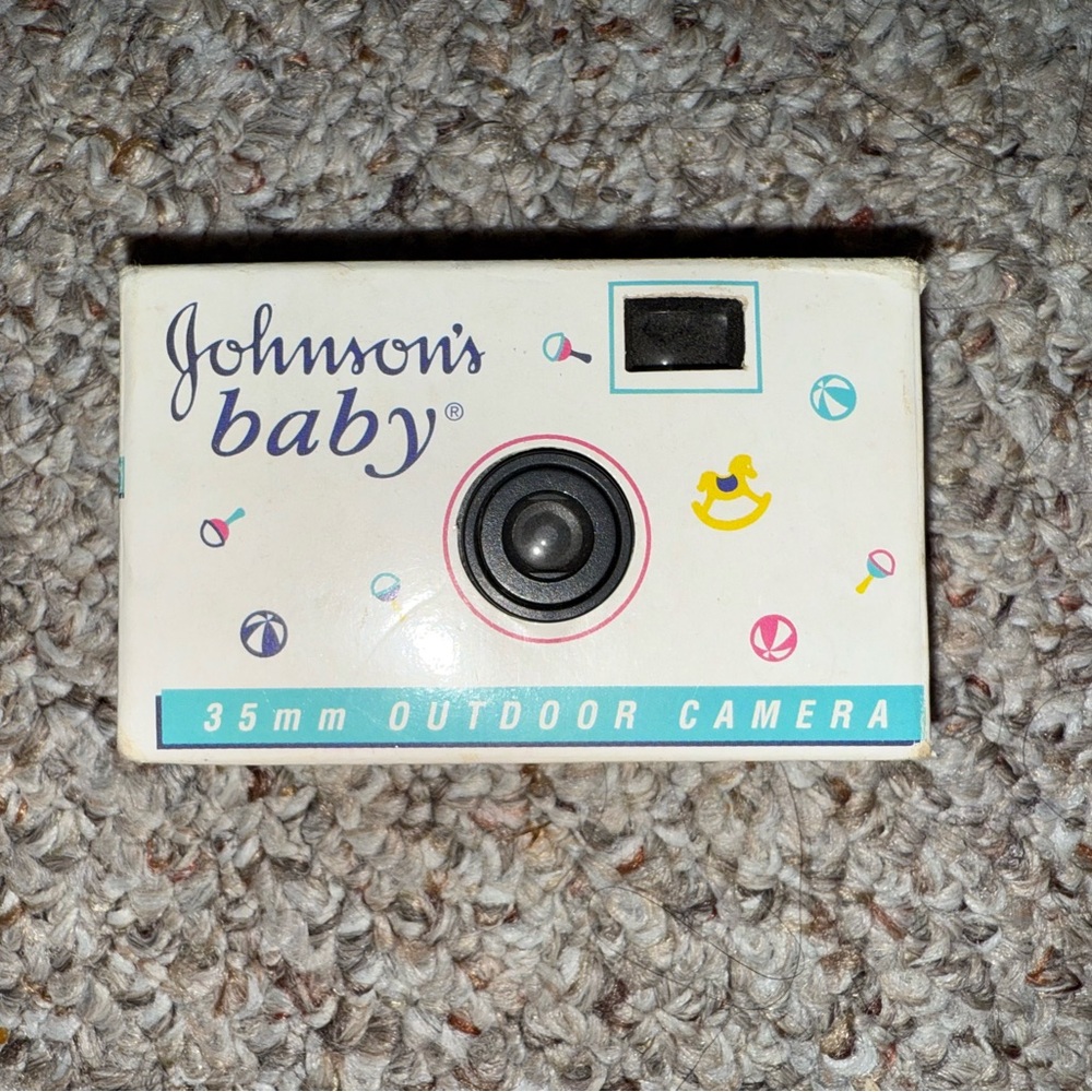 Johnson & Johnson vintage, single-use film camera.
35mm Outdoor Camera - White